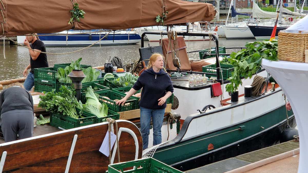 Marktbeschicker auf einem Boot.