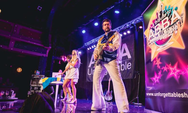 Verlosung mit Glitzerglanz: Mamma Mia, was für ein Abend: „Abba – Unforgettable“ 3 ABBA Tribute-Show auf der Bühne
