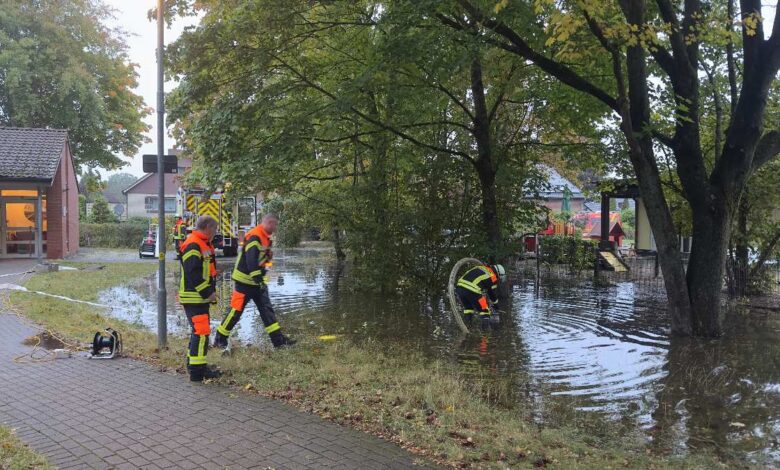Wasserrohrbruch in Maschen: Feuerwehr pumpt Kindergarten-Gelände stundenlang leer 1 Feuerwehr im Hochwassergebiet aktiv