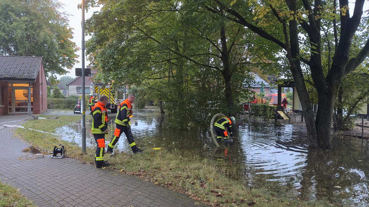 Wasserrohrbruch in Maschen: Feuerwehr pumpt Kindergarten-Gelände stundenlang leer 1 Feuerwehr im Hochwassergebiet aktiv