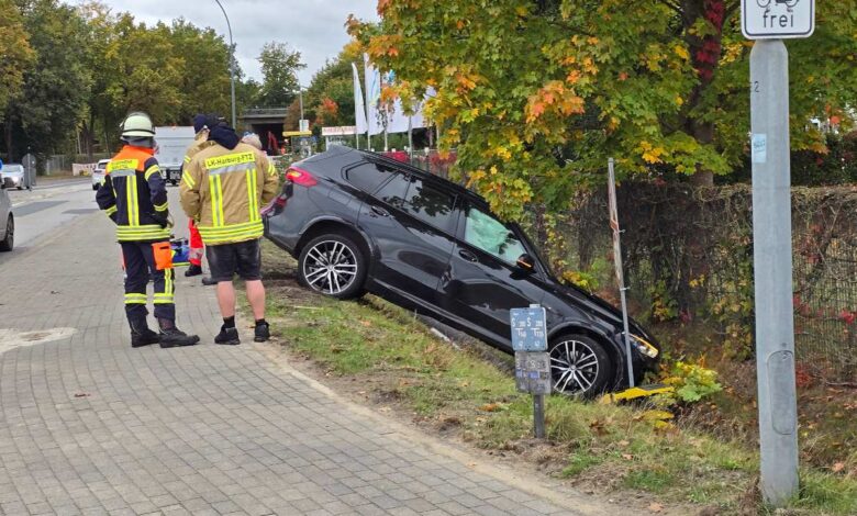 Auto im Graben, Feuerwehr vor Ort