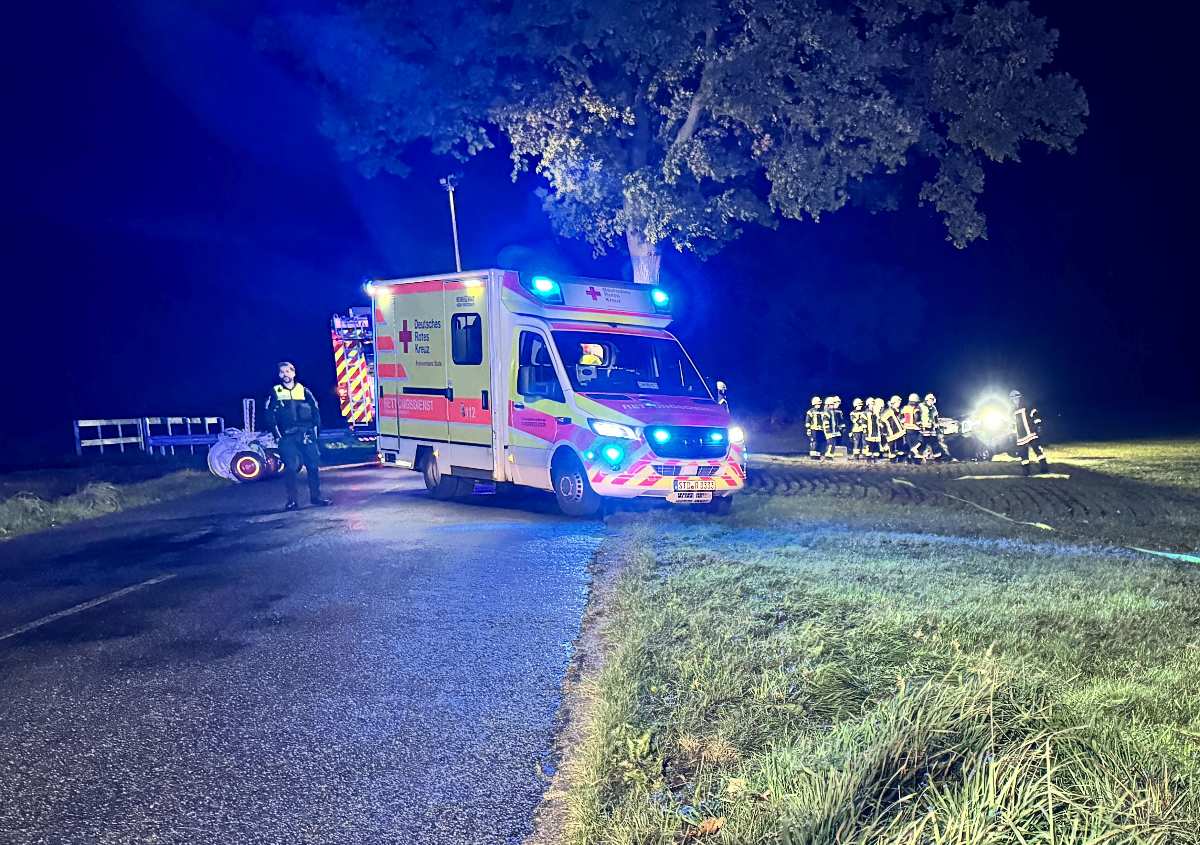 Fahrer verliert Kontrolle auf regennasser Straße – Mini prallt in Revenahe-Kammerbusch gegen Baum 1 Rettungswagen bei nächtlichem Einsatz