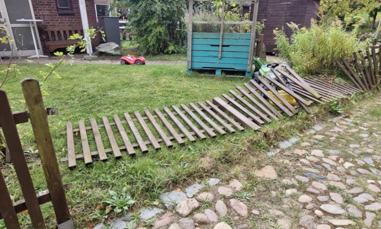 Umgefallener Zaun im Garten