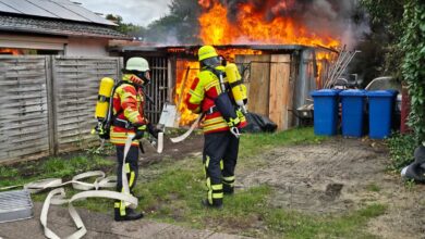 Feuerwehr löscht brennende Scheune