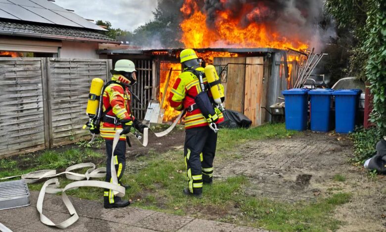 Schuppenbrand in Maschen: Feuerwehr verhindert Übergreifen der Flammen auf Wohnhaus 9 Feuerwehr löscht brennende Scheune