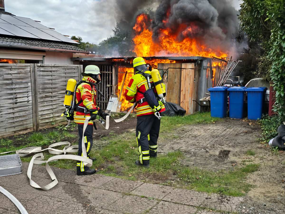 Schuppenbrand in Maschen: Feuerwehr verhindert Übergreifen der Flammen auf Wohnhaus 1 Feuerwehr löscht brennende Scheune