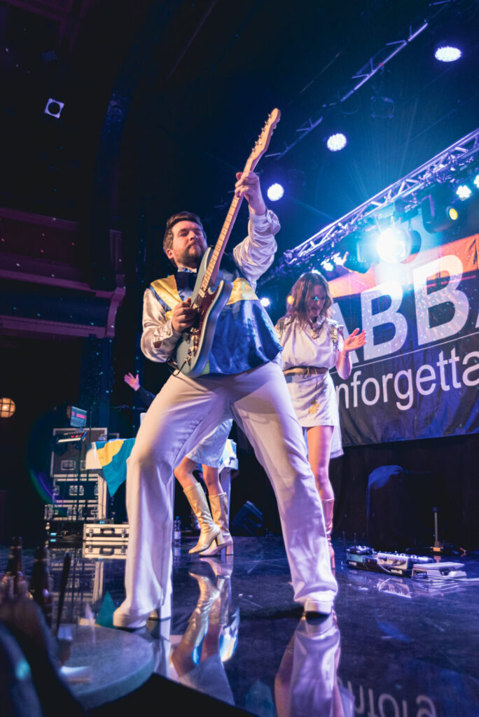 Verlosung mit Glitzerglanz: Mamma Mia, was für ein Abend: „Abba – Unforgettable“
