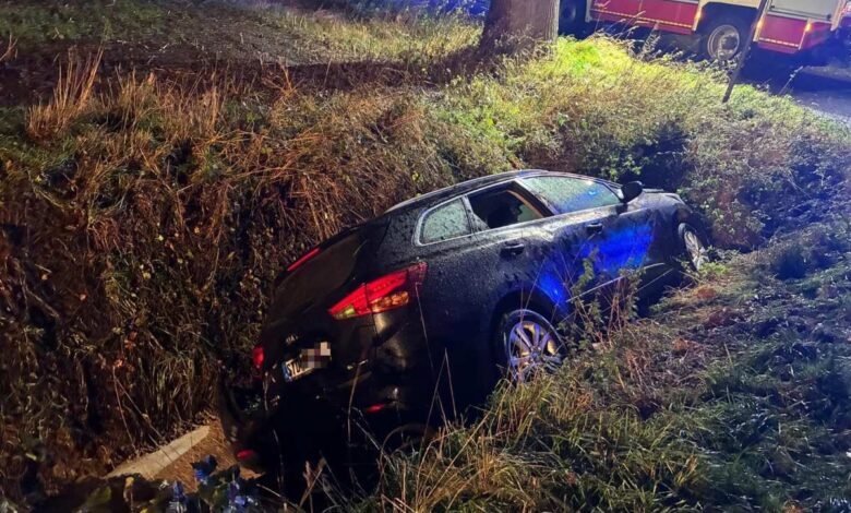 Fredenbeck: Betrunkener Autofahrer landet mit Kia im Graben – Feuerwehr rettet 41-Jährigen aus Fahrzeug