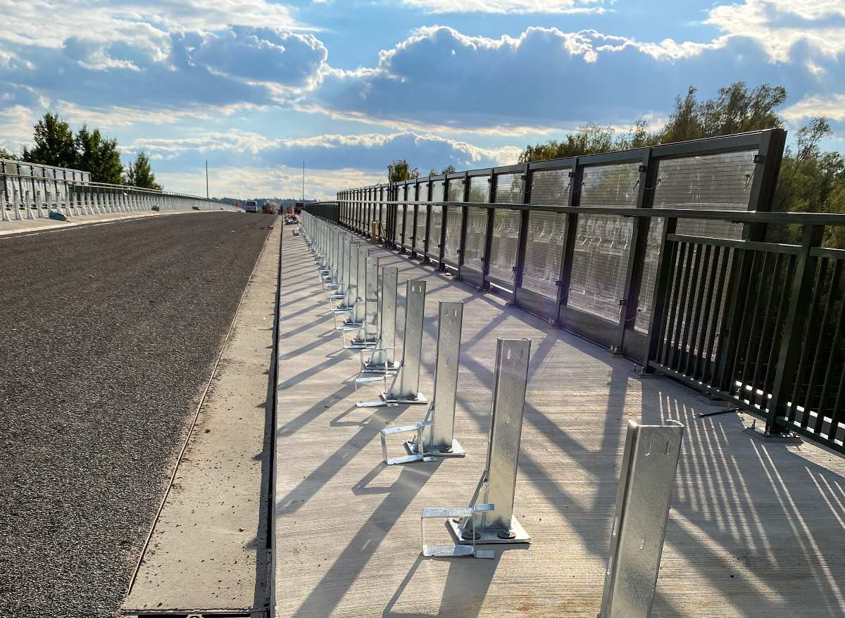 Bauarbeiten an einer modernen Brücke