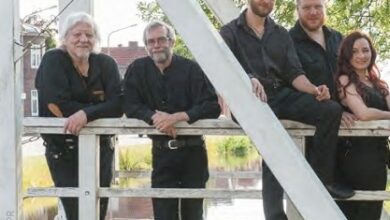 Fünf Personen in schwarzer Kleidung.