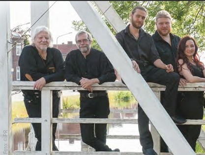 Fünf Personen in schwarzer Kleidung.