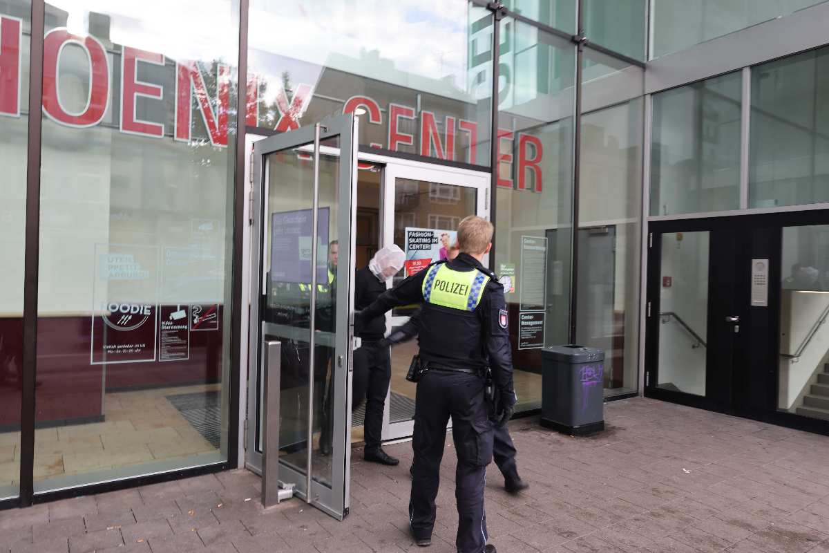Polizei bei einem Einsatz im Phoenix Center.