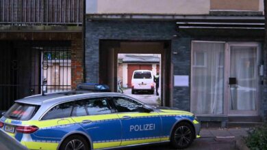 Polizeiauto vor einem Wohnhaus