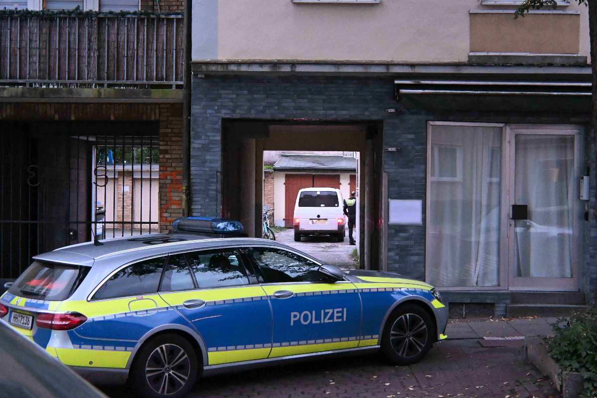 Polizeiauto vor einem Wohnhaus
