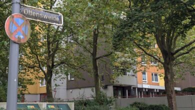 Wohngebäude mit Parkverbotsschild