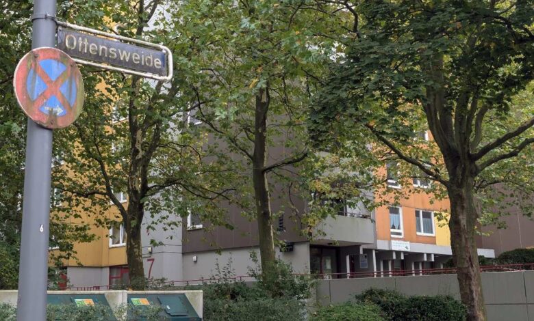 Wohngebäude mit Parkverbotsschild