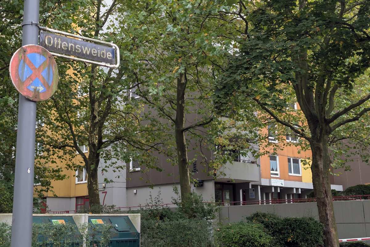 Wohngebäude mit Parkverbotsschild