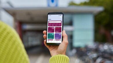 Handy mit HVV-App vor Bahnhof