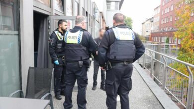 Polizisten bei einer Kontrolle draußen.