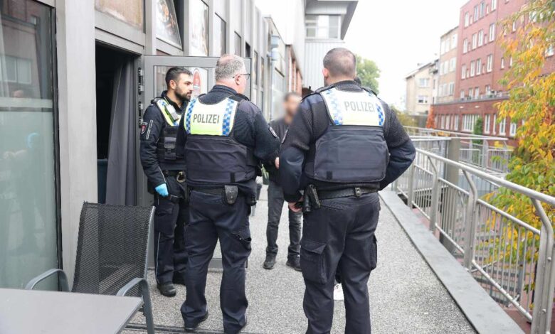 Großer Drogenfund in Harburg: Polizei entdeckt bei Routinekontrolle Marihuana und Kokain 8 Polizisten bei einer Kontrolle draußen.