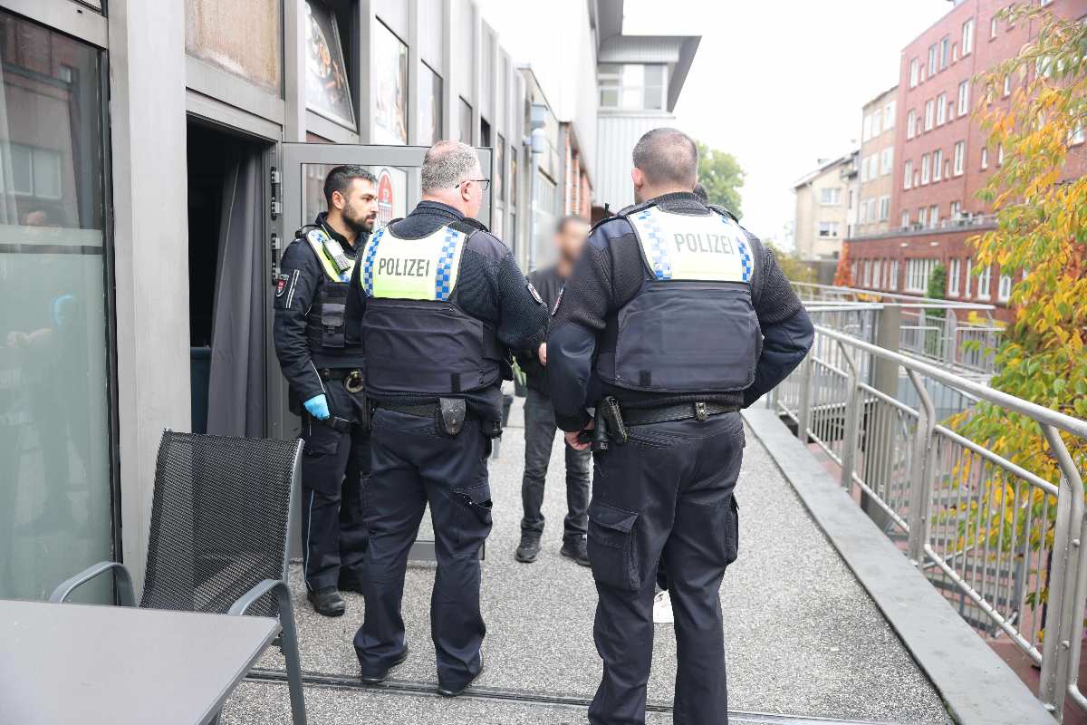 Großer Drogenfund in Harburg: Polizei entdeckt bei Routinekontrolle Marihuana und Kokain 1 Polizisten bei einer Kontrolle draußen.
