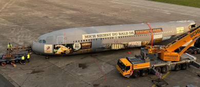 Flugzeug auf dem Flughafen abgestellt