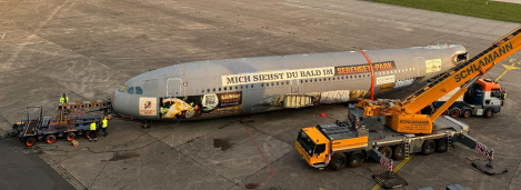 Flugzeug auf dem Flughafen abgestellt