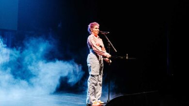 Applaus, Adrenalin und Wortgewalt: Best of Poetry Slam bringt die Stars der Szene ins STADEUM Stade 2 Eine Poetin spricht am Mikrofon.
