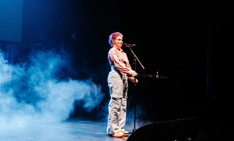 Applaus, Adrenalin und Wortgewalt: Best of Poetry Slam bringt die Stars der Szene ins STADEUM Stade 13 Eine Poetin spricht am Mikrofon.