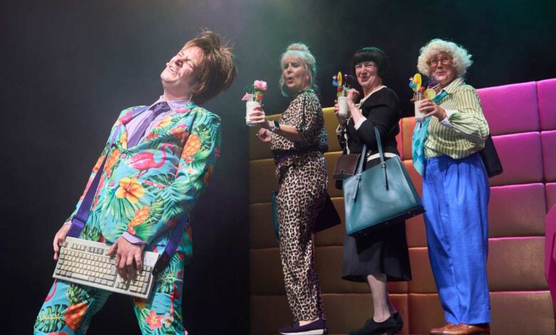 Bunte Kostüme und fröhliche Getränke.