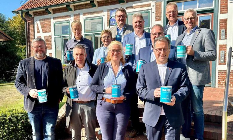 Gruppe mit Dankeskarten und Tassen.