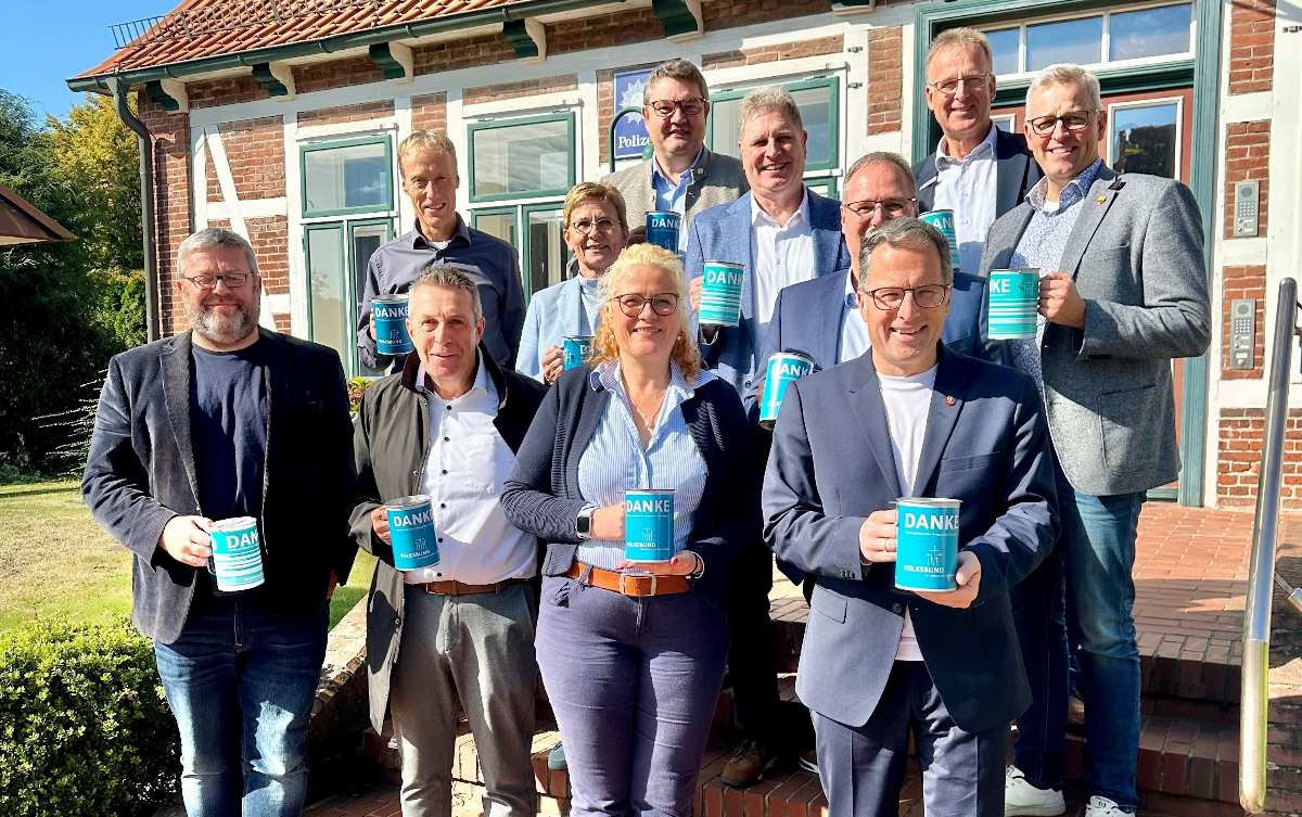 Gruppe mit Dankeskarten und Tassen.