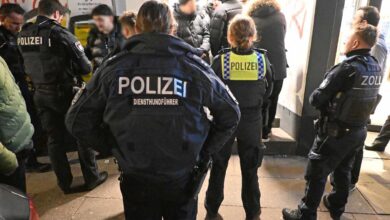 Jugendliche fliehen vor Polizei bei Kiosk-Kontrolle in Altona – Kokain, illegales Glücksspiel und unversteuerter Tabak entdeckt 1 Polizei bei einer Kontrolle im Kiosk