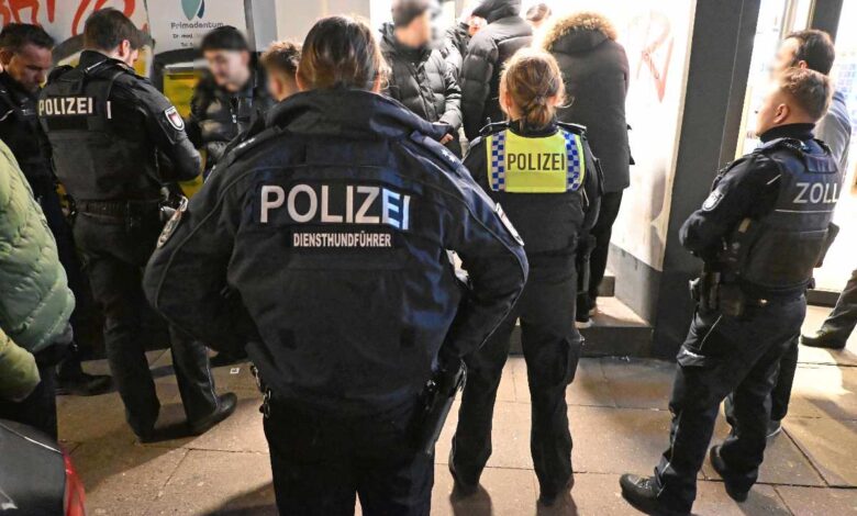 Jugendliche fliehen vor Polizei bei Kiosk-Kontrolle in Altona – Kokain, illegales Glücksspiel und unversteuerter Tabak entdeckt 13 Polizei bei einer Kontrolle im Kiosk