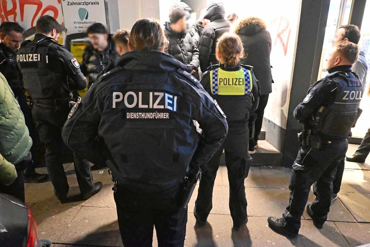 Polizei bei einer Kontrolle im Kiosk