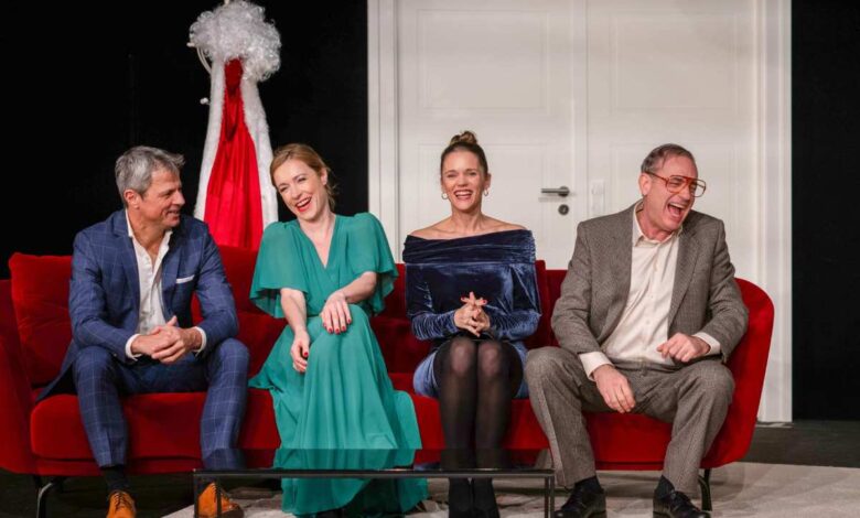 Turbulente Weihnachtskomödie im STADEUM: „Unter uns“-Star Jens Hajek spielt in „… und es gibt ihn doch!“ um den wahren Weihnachtsmann 10 Vier Personen auf rotem Sofa.