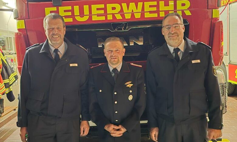 Simon Steffen soll neuer zweiter stellvertretender Gemeindebrandmeister in Seevetal werden 3 Drei Feuerwehrleute vor einem Fahrzeug