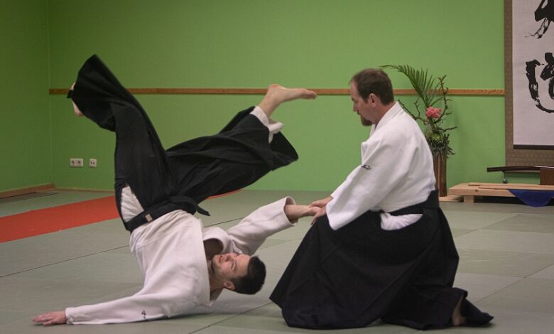 Sportlich durch den Herbst: Neue Indoor-Angebote der Turnerschaft Harburg für jedes Alter und Niveau 15 Zwei Aikido-Praktizierende im Training.