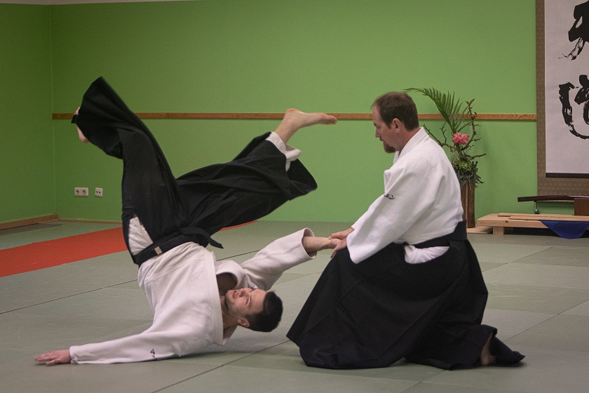 Zwei Aikido-Praktizierende im Training.