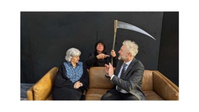 Drei Personen auf einer Couch.