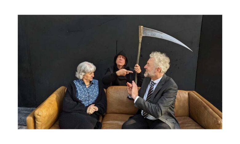 Theater Sündikat zeigt schwarze Komödie „Täglich klopft der Sensenmann“ – Tod trifft Zeitschleife 5 Drei Personen auf einer Couch.