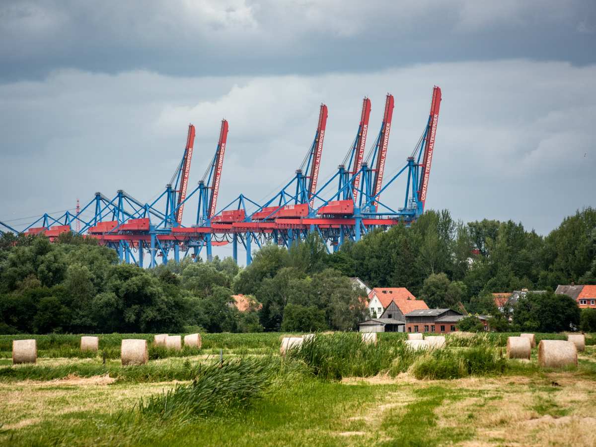 Planet Harburg lädt ein: 650 Jahre Moorburg – Dr. Manfred Brandt erzählt von Macht, Kampf und Schlick 1 Krananlagen über ländlicher Landschaft