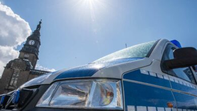 Polizeiauto vor historischem Gebäude