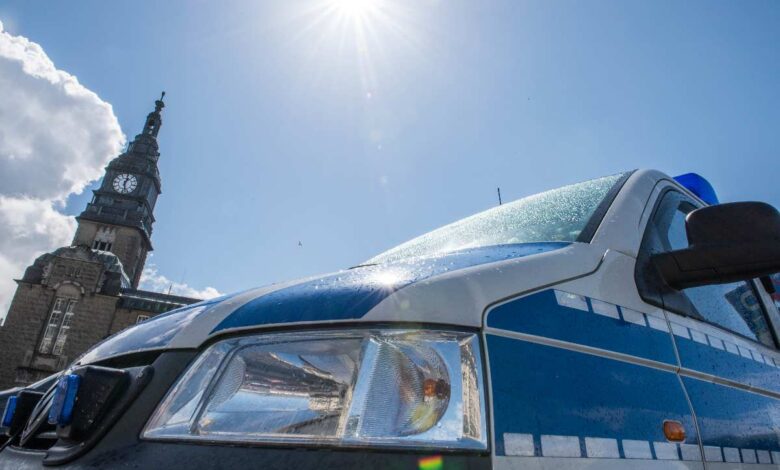 Bundespolizei nimmt stark betrunkenen Mann in S-Bahn fest – 3,49 Promille gemessen 1 Polizeiauto vor historischem Gebäude