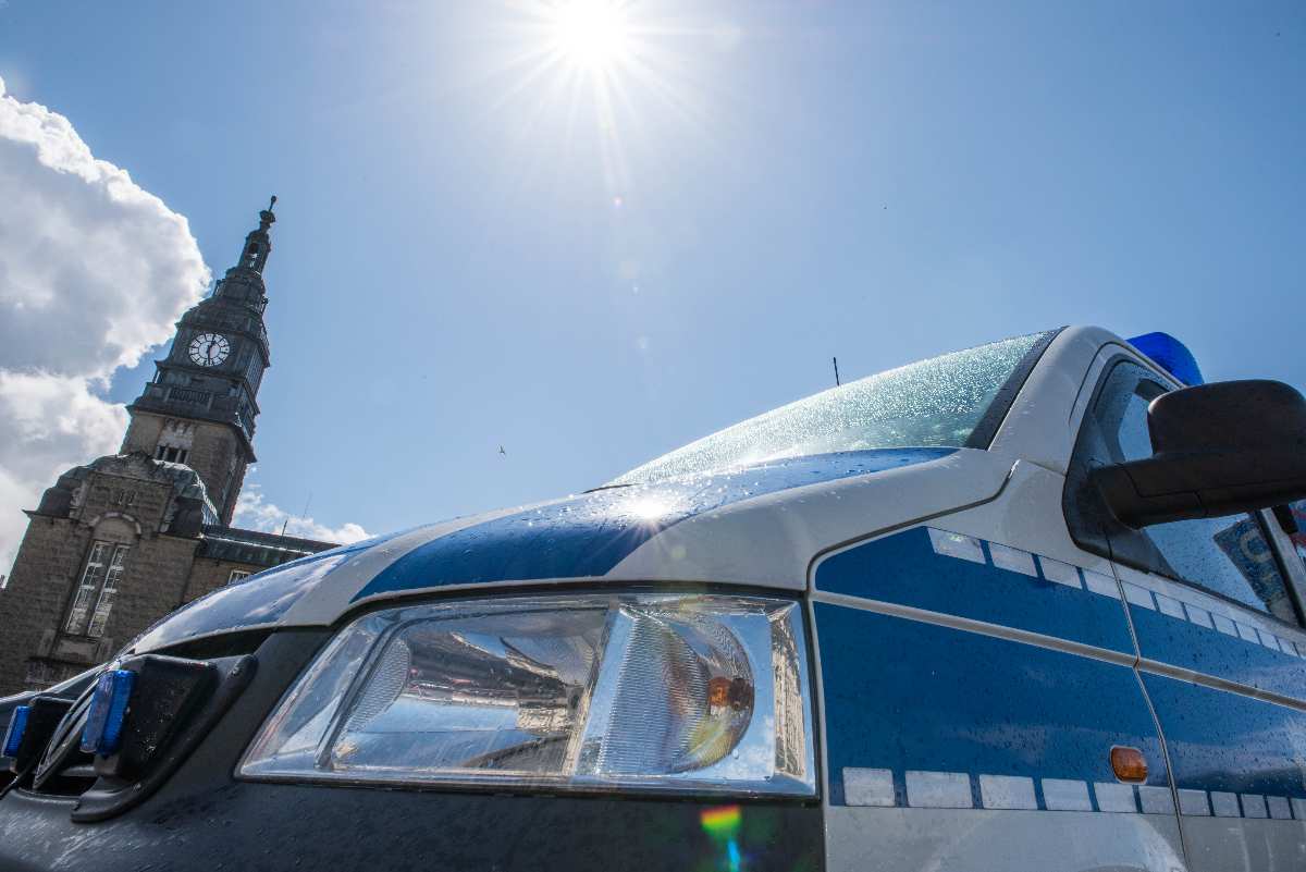 Polizeiauto vor historischem Gebäude