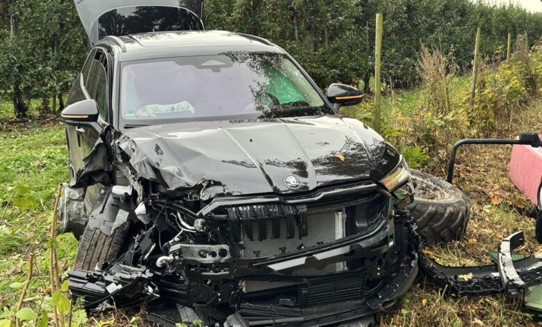 Schwarzes Auto nach Unfall im Feld