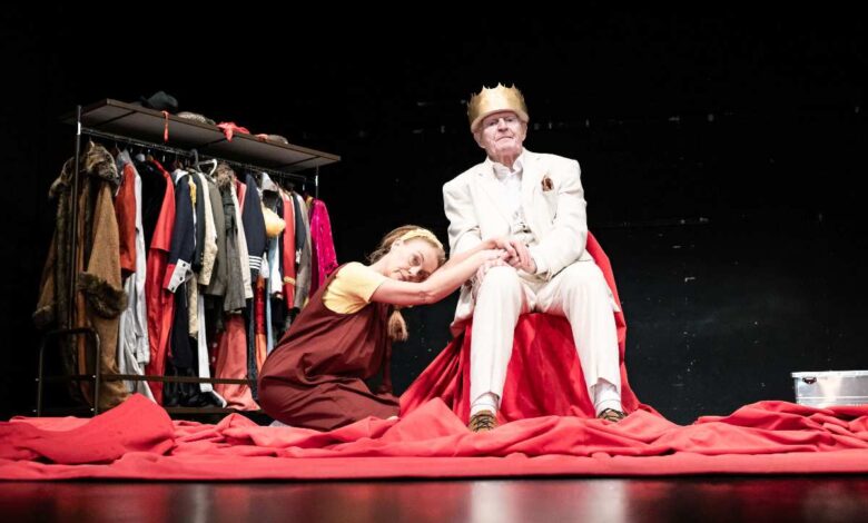 Peter Bause brilliert als „Der Theatermacher“ – Hamburger Kammerspiele gastieren in Buxtehude 4 Szenische Darstellung mit rotem Stoff.