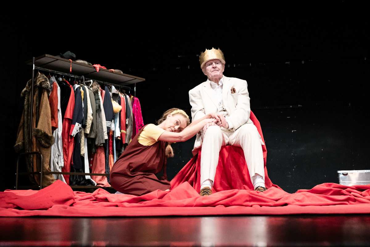 Szenische Darstellung mit rotem Stoff.