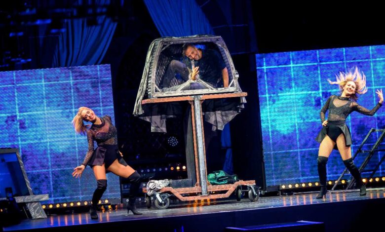 Magie trifft Moderne: Illusionist Peter Valance bringt mit „SuperMagic“ Zauber und Staunen nach Buxtehude 15 Tanzende Künstler auf der Bühne.