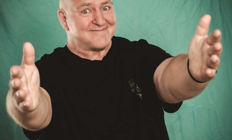 „Mensch Markus feiert!“ – Markus Maria Profitlich kommt mit Abschlusstour nach Buxtehude 3 Mann mit offenen Armen vor Hintergrund